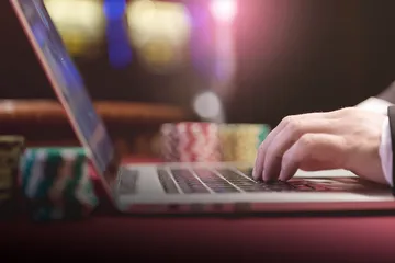 Một dealer chuyên nghiệp chào đón người chơi tại bàn roulette, gợi lên cảm giác casino trực tiếp chân thực trên F88BEF.