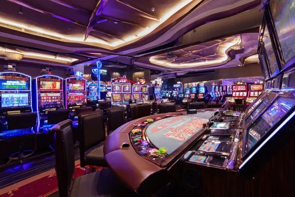 Vòng roulette phát sáng với chip đổ xuống, tượng trưng cho các trò chơi live và instant win trên F88BEF.
