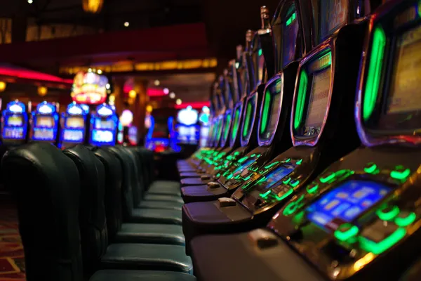 Một cô gái trong bộ váy xanh sang trọng đứng cạnh vòng roulette, gợi lên bầu không khí casino cao cấp của F88BEF.
