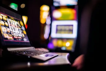Một cô gái mỉm cười bên cạnh các máy slot sáng rực với biểu tượng may mắn, thể hiện danh mục slot nổi bật của F88BEF.