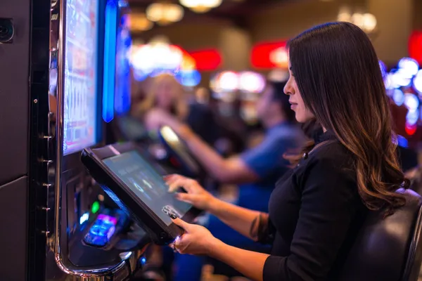 F88BEF Jackpot Slots - Quay để chạm tới phần thưởng lớn Khoảnh khắc ba số bảy xuất hiện trên cuộn slot cùng các đồng xu vàng, tượng trưng cho những chiến thắng lớn.