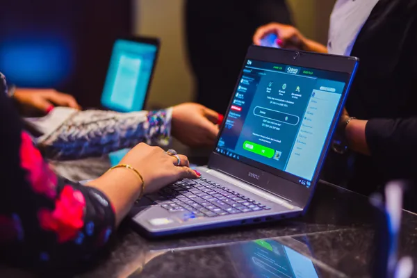 F88BEF Login - Truy cập tài khoản an toàn ngay lập tức Một dealer tự tin giữa các chip casino mời người chơi truy cập tài khoản F88BEF, thể hiện quy trình đăng nhập nhanh chóng.